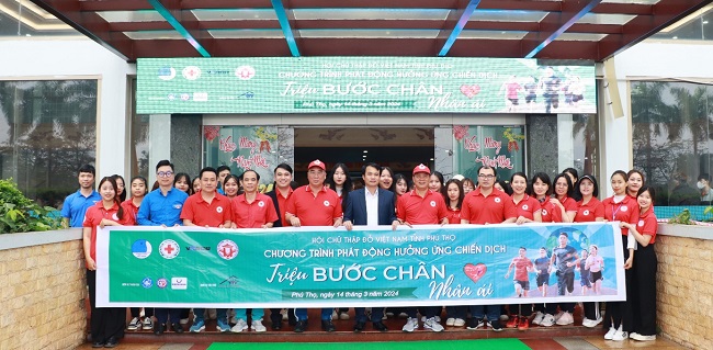 Truong Dai hoc Hung Vuong phoi hop voi Hoi Chu thap do tinh Phu Tho to chuc chuong trinh phat dong chien dich “Trieu buoc chan nhan ai”