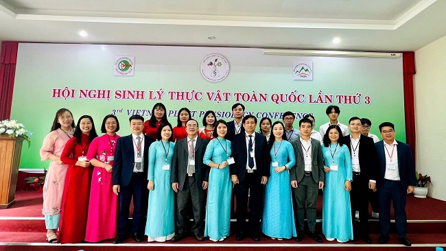 Truong Dai hoc Hung Vuong tham du Hoi nghi Sinh ly thuc vat toan quoc lan thu 3 nam 2025