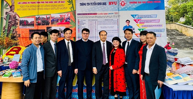 Truong Dai hoc Hung Vuong tham gia Hoi Sach Dat To nam 2025