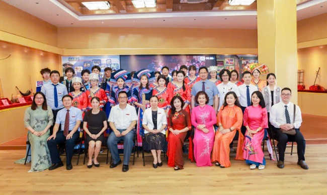 Truong Dai hoc Hung Vuong tham va lam viec voi cac truong Dai hoc tieu bieu tai tinh Quang Tay, Trung Quoc
