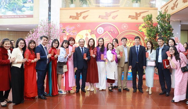 Truong Dai hoc Hung Vuong to chuc Gap mat dau xuan phat dong “Tet trong cay doi doi nho on Bac Ho” Xuan At Ty 2025