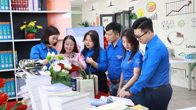 Truong Dai hoc Hung Vuong to chuc Ngay Sach va Van hoa doc Viet Nam lan thu tu nam 2025
