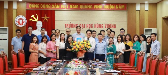 Truong Dai hoc Hung Vuong to chuc Toa dam chao mung ngay Khoa hoc va Cong nghe Viet Nam 18/5