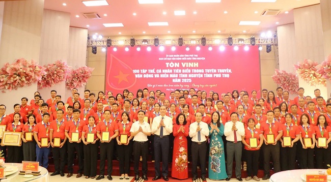 Truong Dai hoc Hung Vuong vinh du nhan bang khen cua BCH Trung uong Hoi Chu thap do Viet Nam va 05 ca nhan duoc ton vinh