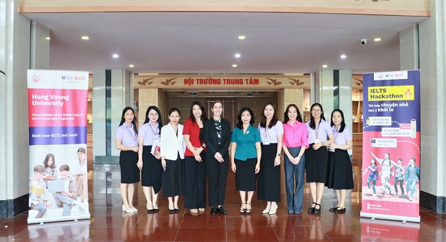 Truong DH Hung Vuong phoi hop voi Hoi dong Anh (British Council) to chuc chia se thong tin IELTS tren may tinh va thi thu IELTS tren may tinh tai Nha truong