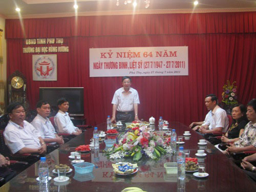 Truong Dai hoc Hung Vuong tri an cac thuong binh, anh hung liet sy