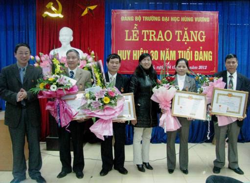 Le trao tang Huy hieu 30 nam tuoi Dang