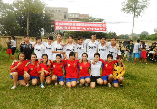 Dong hanh cung Giai Bong da nu sinh vien Truong Dai hoc Hung Vuong nam 2012