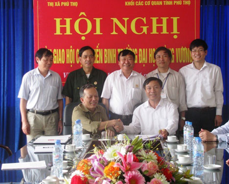 Hoi nghi ban giao Hoi Cuu chien binh Truong Dai hoc Hung Vuong