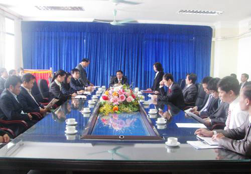 Doan dai bieu tinh Luong Nam Tha, nuoc Cong hoa Dan chu Nhan dan Lao toi tham va lam viec voi Truong Dai hoc Hung Vuong