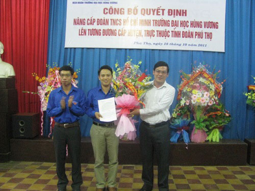 Cong bo Quyet dinh nang cap Doan TNCS Ho Chi Minh – Truong Dai hoc Hung Vuong