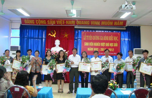 Le tuyen duong cac gia dinh hieu hoc va cac can bo, giang vien dat thanh tich cao trong nam hoc 2011 – 2012