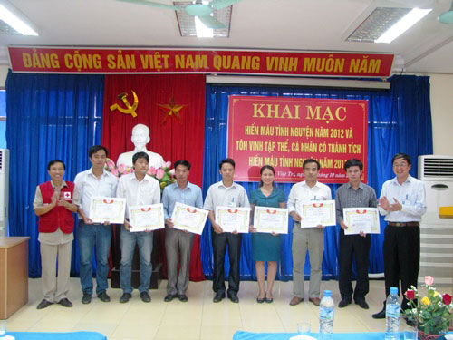 Ngay hoi “Nhung giot mau hong” va ton vinh tap the, ca nhan co thanh tich xuat sac trong phong trao hien mau tinh nguyen
