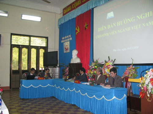 Dien dan huong nghiep cho sinh vien nganh Viet Nam hoc