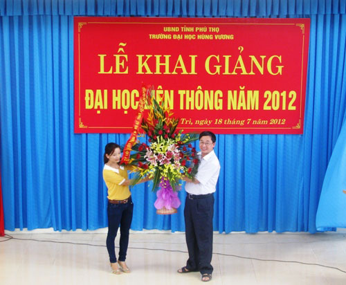Khai giang cac lop Dai hoc lien thong nam 2012