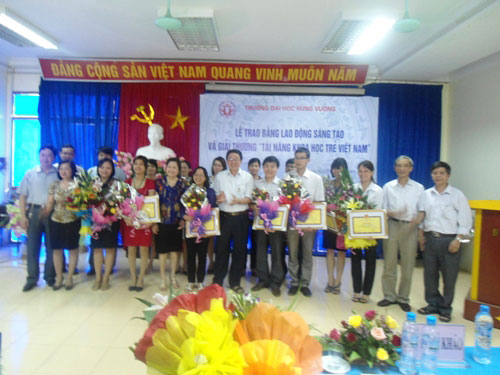 Hoi nghi Giang vien tre nghien cuu khoa hoc, Le trao bang Lao dong sang tao va giai thuong “Tai nang khoa hoc tre Viet Nam” cap truong nam 2012