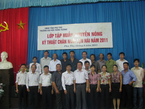 Khai giang lop tap huan Khuyen nong Ky thuat chan nuoi lon nai thang 8 nam 2011