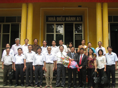 Doan Dai bieu Truong Dai hoc Bach Khoa Laguna – Philippines den tham va lam viec tai Truong Dai hoc Hung Vuong