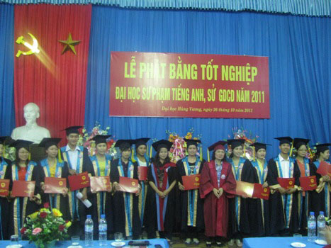 Le phat bang tot nghiep Dai hoc SP Tieng Anh he vua lam vua hoc va Dai hoc SP Su - Giao duc cong dan he lien thong nam 2011