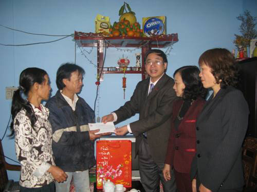 Lanh dao Truong Dai hoc Hung Vuong toi tham va tang qua gia dinh can bo huu tri co hoan canh kho khan nhan dip Tet Nham Thin 2012