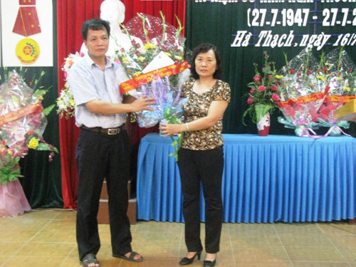Dai hoc Hung Vuong tham va tang qua Trung tam dieu duong Nguoi co cong tinh Phu Tho