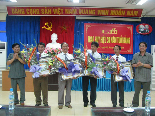 Le trao tang huy hieu 30 nam tuoi Dang