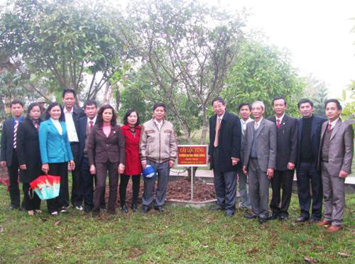 Truong Dai hoc Hung Vuong trong cay luu niem tai Den Mau Au Co (Ha Hoa – Phu Tho)