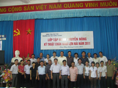 Be giang lop tap huan Khuyen nong Ky thuat chan nuoi lon nai thang 8 nam 2011