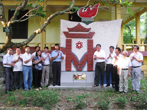 Le cat bang khanh thanh bieu tuong truyen thong nha truong nam 2012
