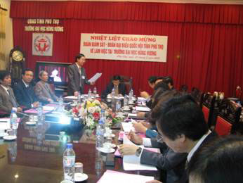Doan Giam sat - Dai bieu quoc hoi tinh Phu Tho ve lam viec tai truong Dai hoc Hung Vuong