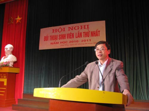 Dan chu hoc duong qua doi thoai sinh vien