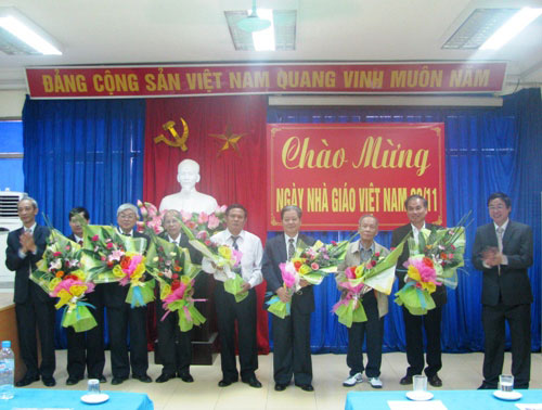 Gap mat nhan ngay Ngay Nha giao Viet Nam 20/11