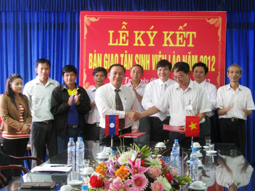 Ky ket ban giao tan sinh vien giua tinh U Dom Xay va Phong Xa Ly - CHDCND Lao voi Truong Dai hoc Hung Vuong