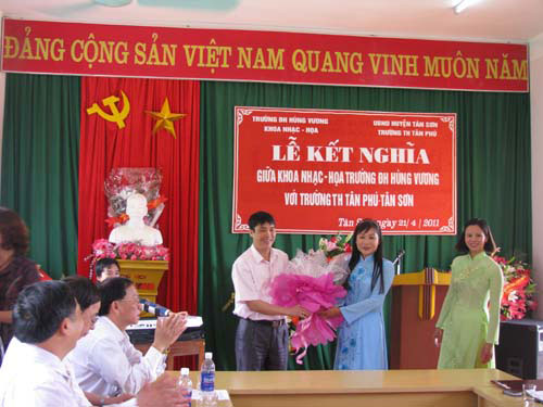 Khoa Nhac – Hoa Truong Dai hoc Hung Vuong luon huong ve Tan Son xanh