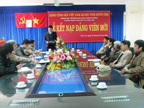 Truong Dai hoc Hung Vuong to chuc Ket nap Dang cho cac quan chung uu tu