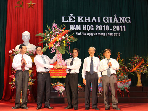 Truong dai hoc hung vuong khai giang nam hoc moi