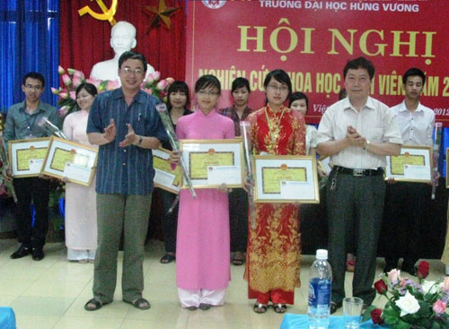 To chuc thanh cong Hoi nghi nghien cuu khoa hoc sinh vien nam 2012 va xet giai “Tai nang khoa hoc tre Viet Nam” cap truong