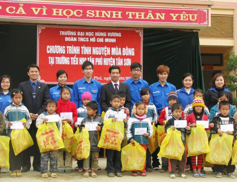 Doan Truong Dai hoc Hung Vuong tham va tang qua tai Truong Tieu hoc Tan Phu – Huyen Tan Son – Phu Tho