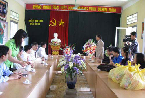 Tham va tang qua hoc sinh, ho ngheo tai huyen Tan Son