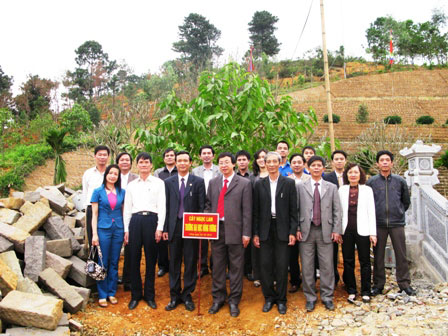 Dang huong va trong cay luu niem tai den tho quoc to Lac Long Quan - khu di tich Den Hung