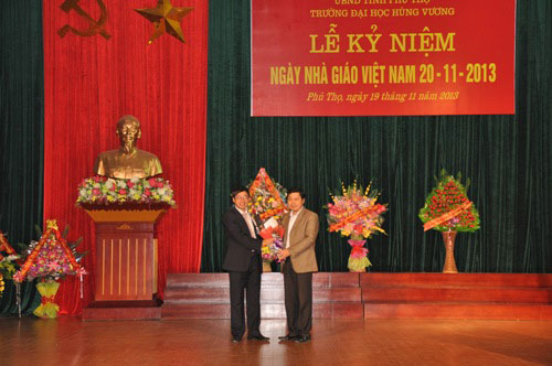 Le ky niem ngay Nha giao Viet Nam 20/11 cua Truong Dai hoc Hung Vuong