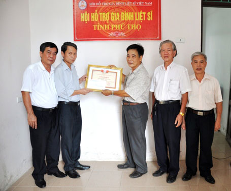 Truong Dai hoc Hung Vuong nhan bang khen cua Hoi ho tro gia dinh liet si Viet Nam