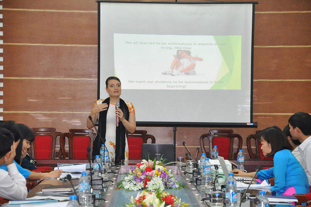 Khoa Ngoai ngu to chuc Hoi thao khoa hoc “Doi moi phuong phap giang day huong den chuan dau ra Ngoai ngu”