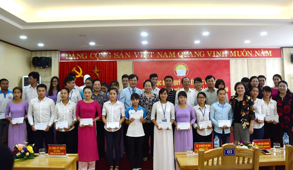Chu tich Hoi Khuyen hoc Viet Nam Nguyen Thi Doan tham va lam viec tai Truong Dai hoc Hung Vuong