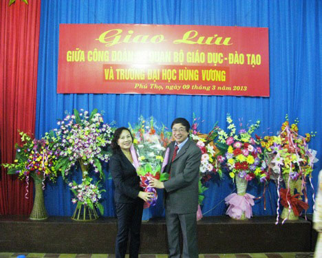 Giao luu giua Cong doan Bo Giao duc – Dao tao va Truong Dai hoc Hung Vuong