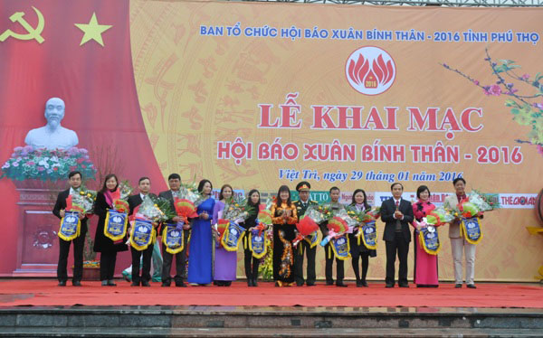 Truong Dai hoc Hung Vuong tham gia Hoi Bao Xuan Binh Than 2016