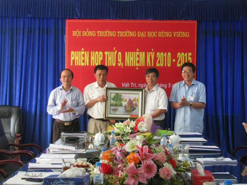 Hoi dong truong Truong Dai hoc Hung Vuong hop phien thu 9 nhiem ky 2010 – 2015