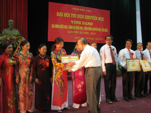 03 gia dinh can bo, giang vien duoc vinh danh tai Dai hoi thi dua Khuyen hoc, vinh danh gia dinh, dong ho hieu hoc, cong dong khuyen hoc lan thu 3, nam 2013