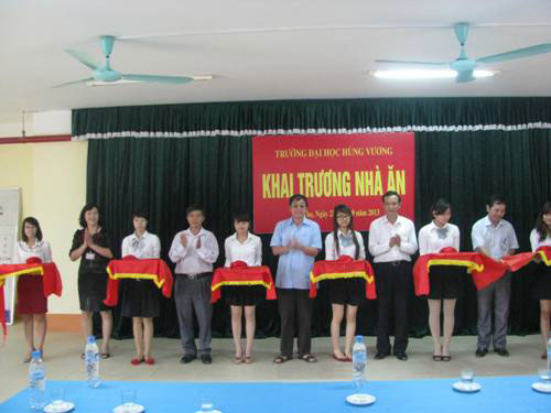 Truong Dai hoc Hung Vuong khai truong nha an
