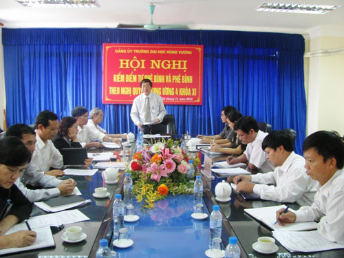 Dang uy Dai hoc Hung Vuong tien hanh kiem diem tu phe binh va phe binh theo Nghi quyet Trung uong 4, khoa XI